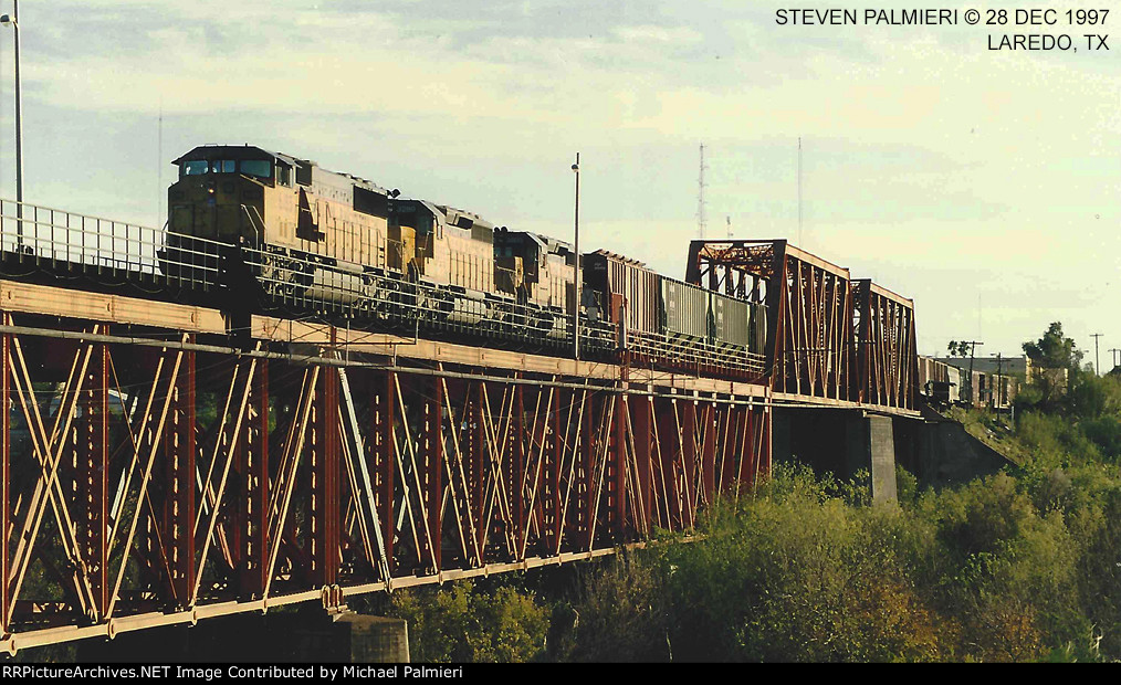 UP SD60M 6185 on the Ro Grande